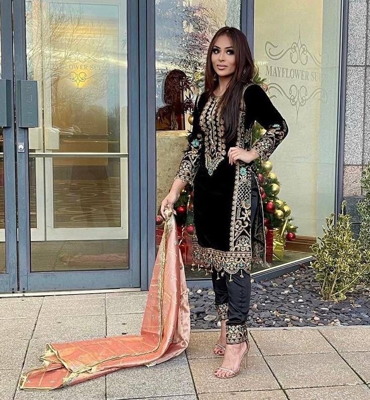 Stay Fashionable on a Budget: Pakistani Suits Under 5,000